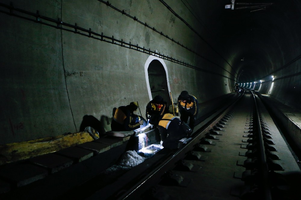 红寺堡铁路运营隧道病害现状